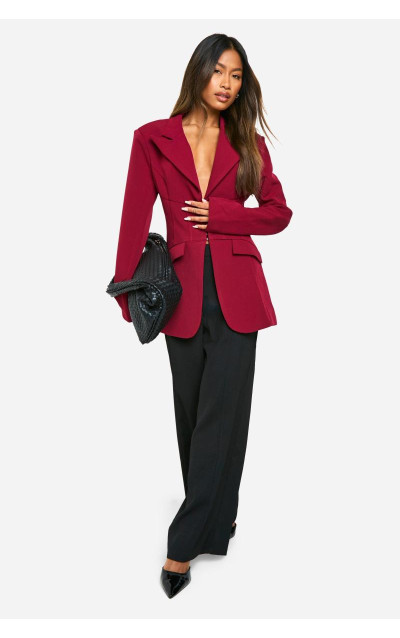 Облягаючий блейзер із затягнутими швами на талії