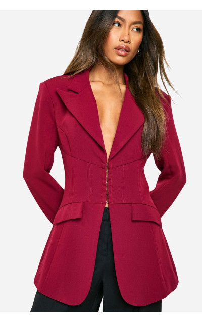 Облягаючий блейзер із затягнутими швами на талії