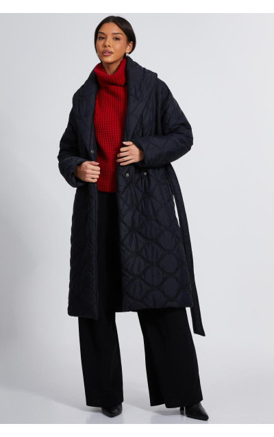 Чорне стьобане пальто довгих ліній