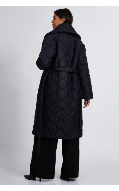 Чорне стьобане пальто довгих ліній