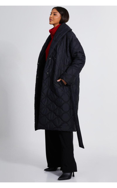 Чорне стьобане пальто довгих ліній