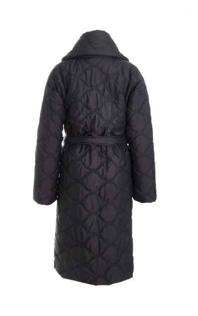 Чорне стьобане пальто довгих ліній