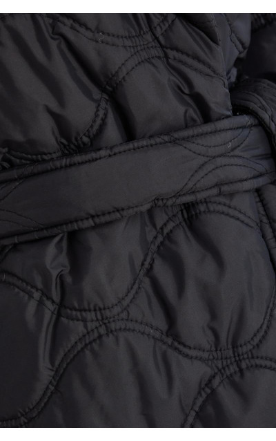 Чорне стьобане пальто довгих ліній