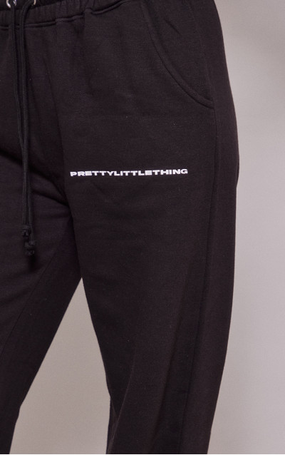 Прямі штани PRETTYLITTLETHING з чорним логотипом