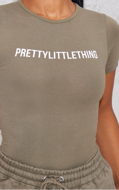 Боді PRETTYLITTLETHING з коротким рукавом і логотипом Sage Khaki