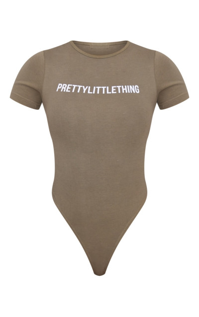 Боді PRETTYLITTLETHING з коротким рукавом і логотипом Sage Khaki