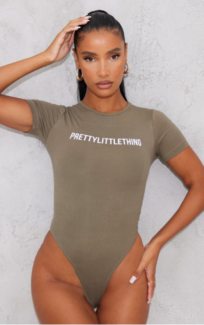 Боді PRETTYLITTLETHING з коротким рукавом і логотипом Sage Khaki