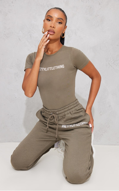 Боді PRETTYLITTLETHING з коротким рукавом і логотипом Sage Khaki