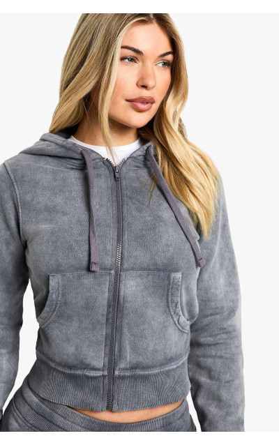 Вимита скорочена блискавка через встановлений балахон