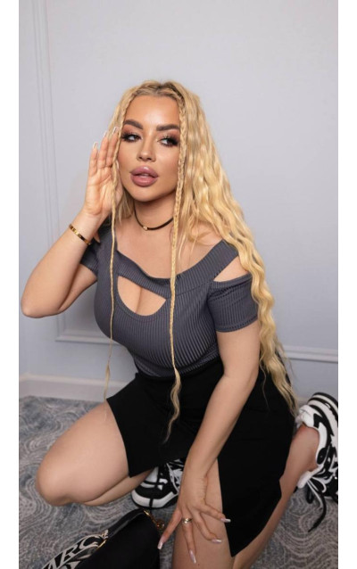 Футболка вирізи 