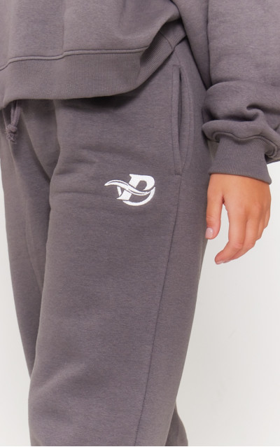 Широкі джоггери PRETTYLITTLETHING з вишитим вугільним логотипом