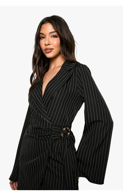 Сукня-піджак у тонку смужку з деталями та зав’язкою на талії