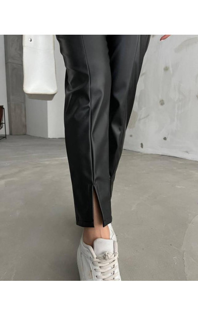 Чорні шкіряні матові штани 