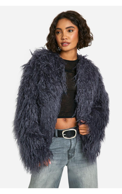 Висока кудлата хутряна куртка на плечі