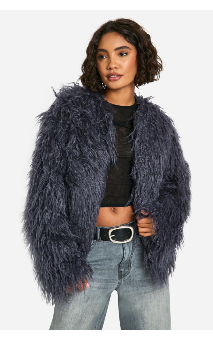 Висока кудлата хутряна куртка на плечі