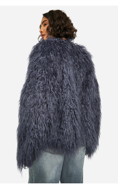Висока кудлата хутряна куртка на плечі