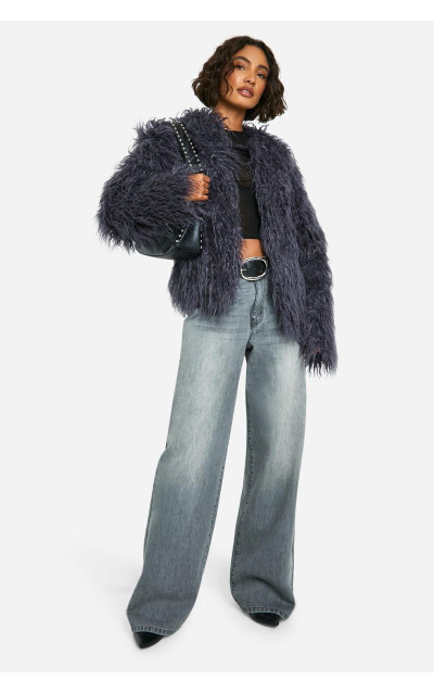 Висока кудлата хутряна куртка на плечі