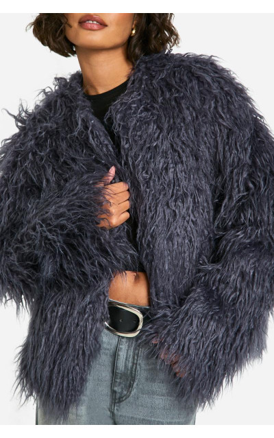 Висока кудлата хутряна куртка на плечі