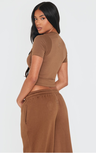 Футболка PRETTYLITTLETHING темно-коричневого кольору з вишивкою в ребер