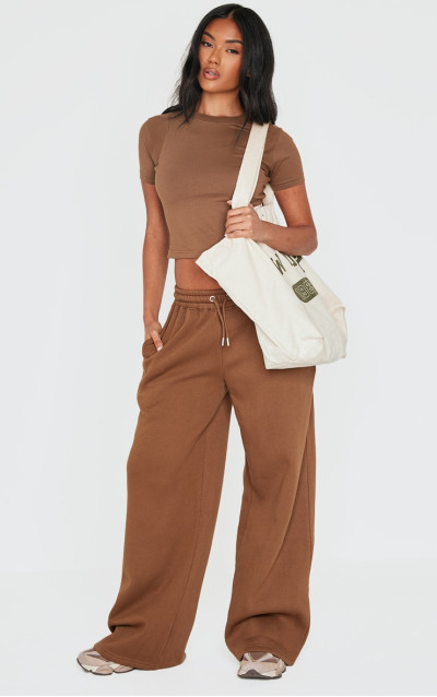 Футболка PRETTYLITTLETHING темно-коричневого кольору з вишивкою в ребер