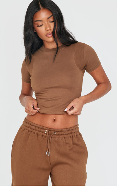 Футболка PRETTYLITTLETHING темно-коричневого кольору з вишивкою в ребер