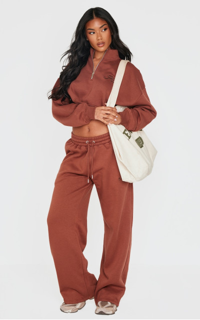Широкі джоггери PRETTYLITTLETHING з вишивкою в шоколадний тон