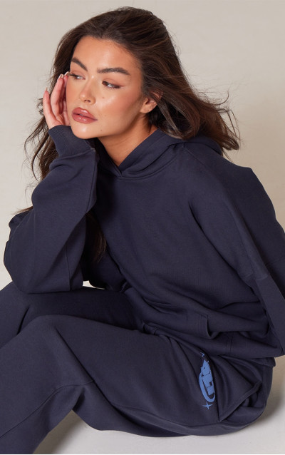 PRETTYLITTLETHING Темно-сині великі прямі штани з принтом